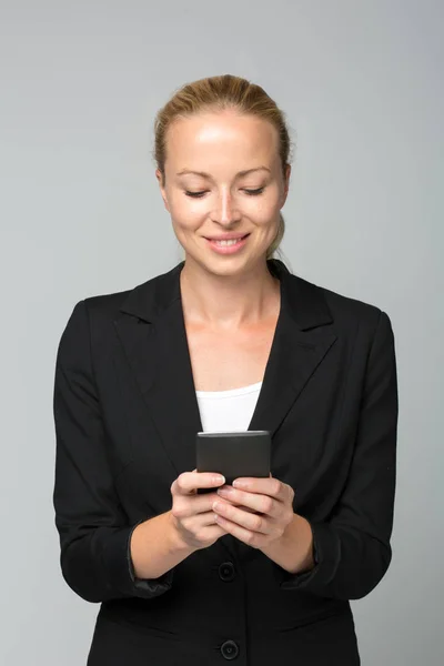 Vacker ung kaukasiska affärskvinna med mobiltelefon. — Stockfoto