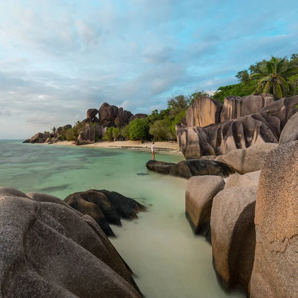 Drammatico tramonto a Anse Fonte dArgent spiaggia, Isola di La Digue, Seychelles — Foto Stock