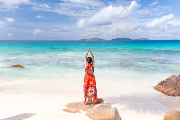 Жінка, насолоджуючись анс Patates малюнок ідеальний пляж на ла Диг, Сейшельські острови. — стокове фото