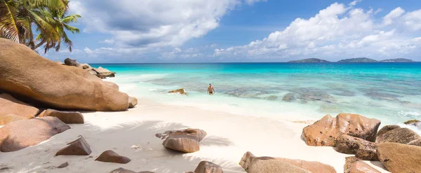 Uomo godendo Anse Patates foto spiaggia perfetta sull'isola di La Digue, Seychelles . — Foto Stock