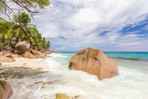 Anse Patates, obraz perfektní pláž na ostrov La Digue, Seychely. — Stock fotografie