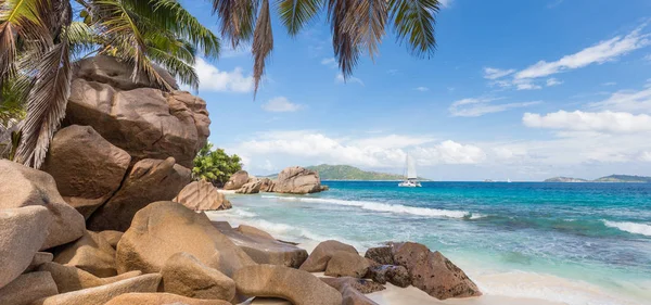 Anse dolma, resim mükemmel kumsalda La Digue Adası, Seyşel Adaları. — Stok fotoğraf