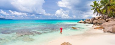 Kadının Anse dolma resim mükemmel kumsalda La Digue Adası, Seyşel Adaları.