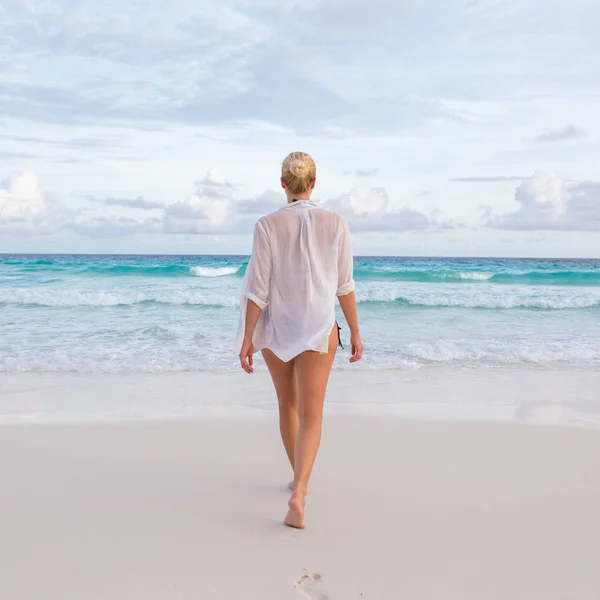 Frau im Sommerurlaub am tropischen Strand von Mahé Island, Seychellen. — Stockfoto