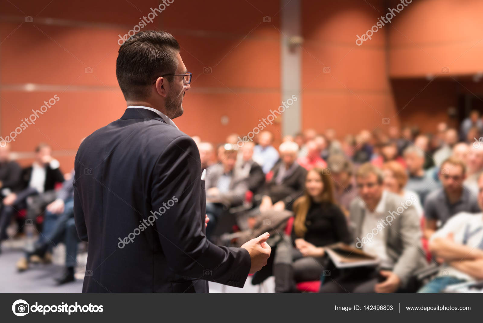 Бизнес мероприятие сцена. Оратор перед аудиторией. Оратор и аудитория. Аудитория людей. Оратор и аудитория.