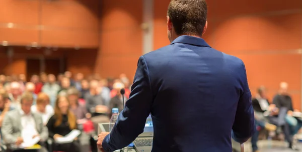 Orador público dando palestra no evento de negócios. — Fotografia de Stock