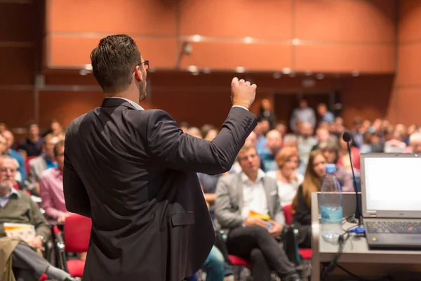 Orador público dando palestra no evento de negócios. — Fotografia de Stock