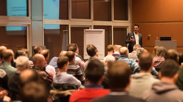 Näringslivstalare håller föredrag i konferenssalen. — Stockfoto