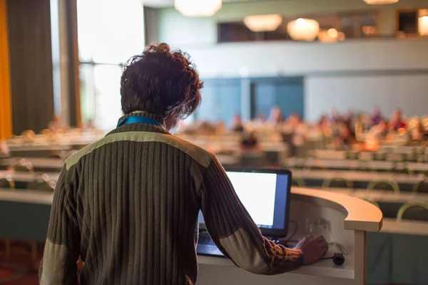 Spreekster in het openbaar tijdens wetenschappelijke conferentie. — Stockfoto