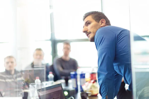 Geschäftspräsentation auf Unternehmenstreffen. — Stockfoto