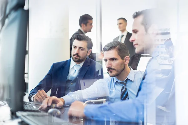 Equipe de negócios trabalhando em escritório corporativo. — Fotografia de Stock