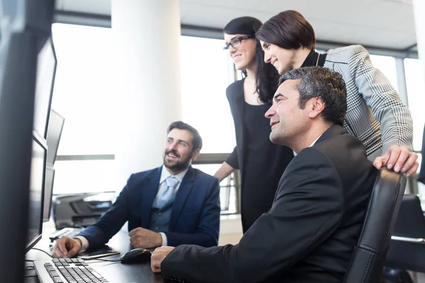 Equipe de negócios trabalhando em escritório corporativo. — Fotografia de Stock