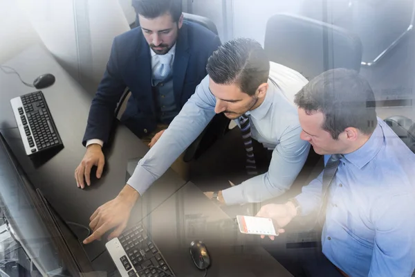 Equipo de negocios analizando datos en computadora. — Foto de Stock