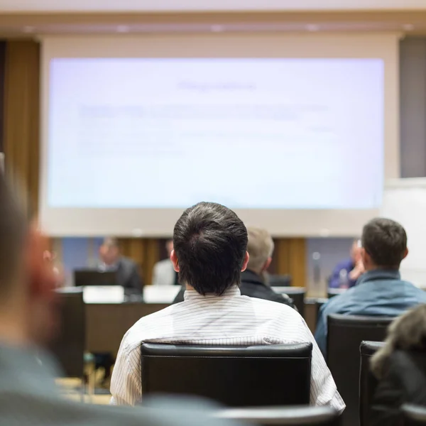 Audiência na sala de aula que participa na conferência de negócios. — Fotografia de Stock