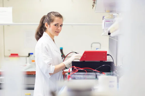 Life science researcher setting voltege on power supply to run electrophoresis. — Stock Photo, Image