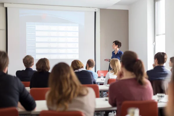 Mujer dando presentación en sala de conferencias en la universidad. — Foto de Stock