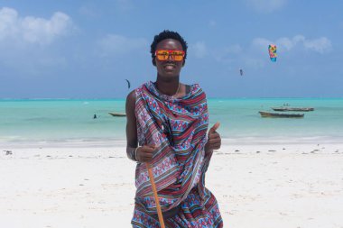 Geleneksel giyimli siyah adam Paje sahilinde, Zanzibar, Tanzanya, Doğu Afrika.