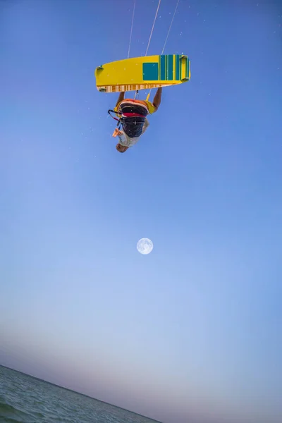 Kitesurfen. Spaß im Meer. Extremsport Kitesurfen. — Stockfoto