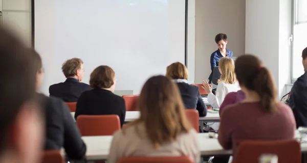 Mujer dando presentación en sala de conferencias en la universidad. —  Fotos de Stock