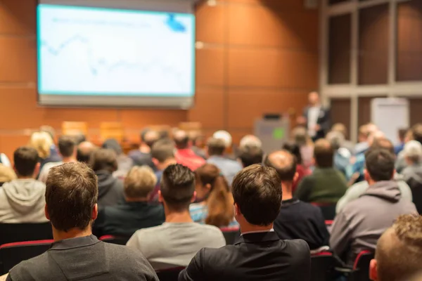 Audiencia en la sala de conferencias sobre la conferencia científica. — Foto de Stock