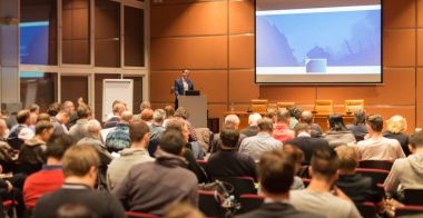 İş konuşmacısı konferans salonunda bir konuşma yapıyor..