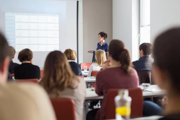 Frau hält Vortrag im Hörsaal der Universität. — Stockfoto