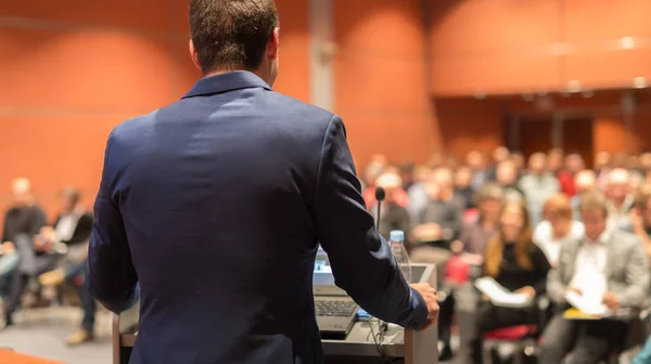 Ponente público dando charla en evento de negocios. —  Fotos de Stock