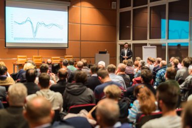 İş konuşmacısı konferans salonunda bir konuşma yapıyor..