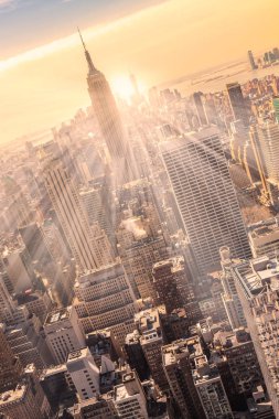New York'un Manhattan siluetinin günbatımı içinde.