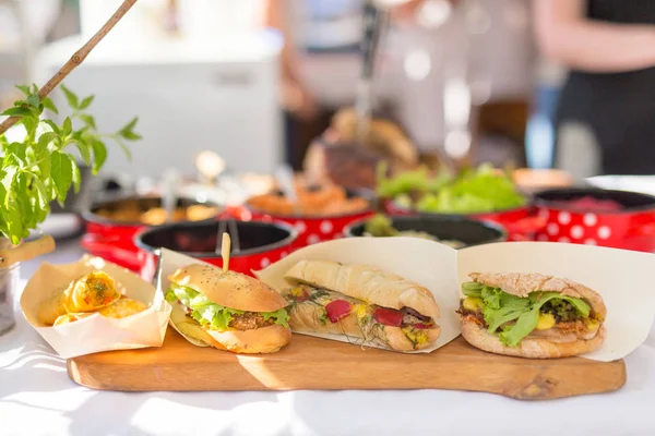 Variedades de sándwiches caseros vendidos en puestos callejeros . —  Fotos de Stock