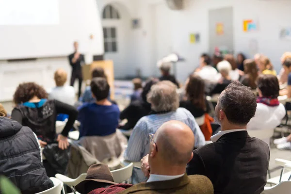 Donna che dà presentazione in aula magna all'università. — Foto Stock