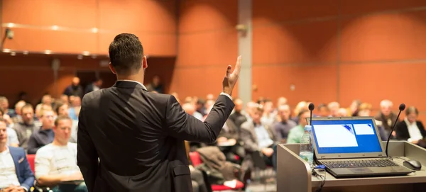 Ponente público dando charla en evento de negocios. —  Fotos de Stock