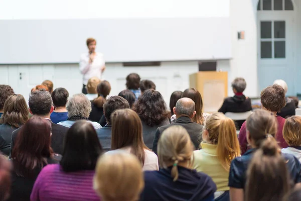 Vrouw geeft presentatie in collegezaal op de universiteit. — Stockfoto