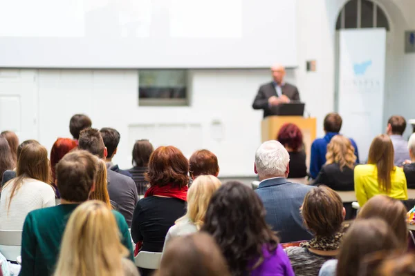 Ponente público dando charla en evento de negocios. — Foto de Stock