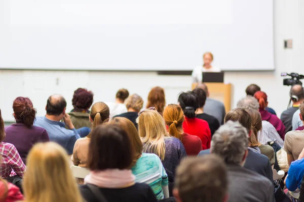 Žena dává prezentaci na obchodní konferenci. — Stock fotografie