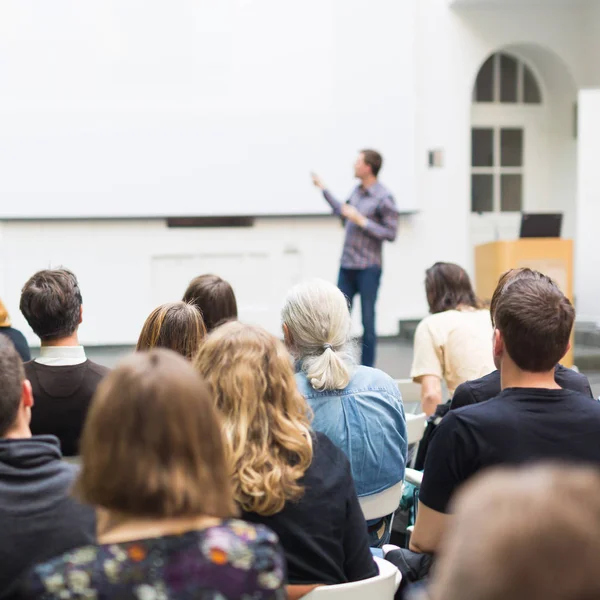 Чоловік дає презентацію в лекційній залі в університеті . — стокове фото
