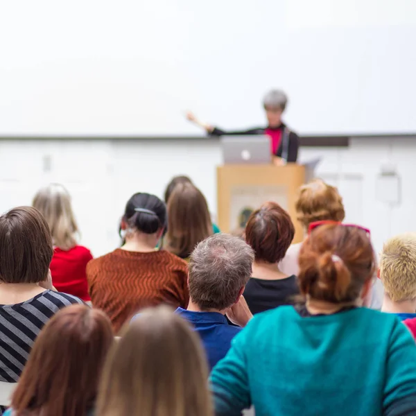 Vrouw geeft presentatie over zakelijke conferentie. — Stockfoto