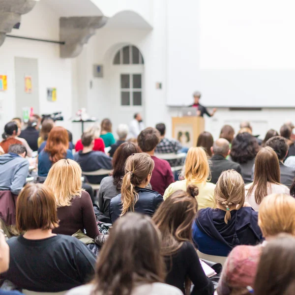 Mujer dando presentación sobre conferencia de negocios. — Foto de Stock