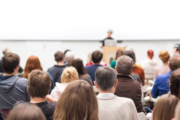 Frau hält Vortrag auf Wirtschaftskonferenz. — Stockfoto