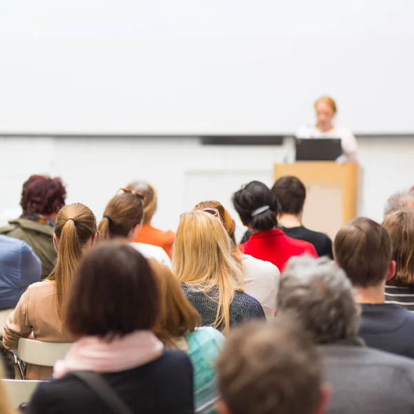 Donna che dà presentazione sulla conferenza di business. — Foto Stock