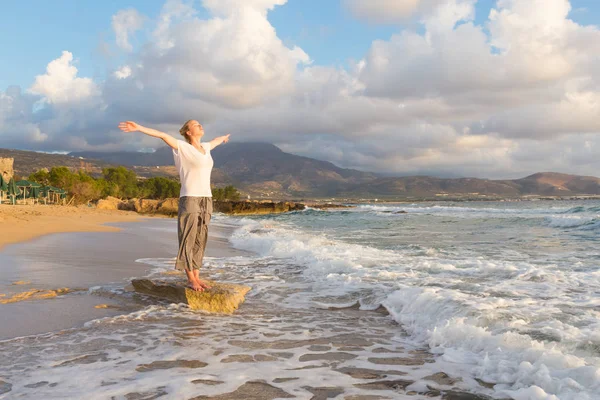 Mujer feliz gratis disfrutando del atardecer en Sandy Beach —  Fotos de Stock