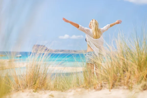 Mulher feliz livre desfrutando do sol em férias . — Fotografia de Stock
