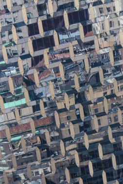 Modern bir ofis binasının pencereleri.