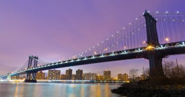 Manhattan Köprüsü alacakaranlıkta, New York City.