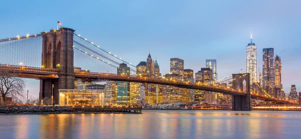 Brooklyn bridge at dusk, New York City. — Stock Photo, Image