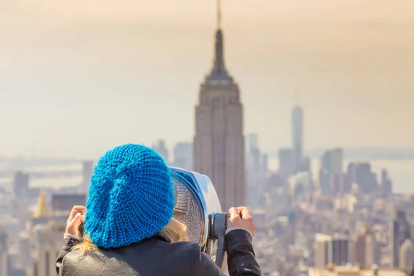 Žena se těší v New Yorku panoramatický pohled. — Stock fotografie