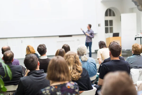 Homme donnant une présentation dans la salle de conférence à l'université. — Photo