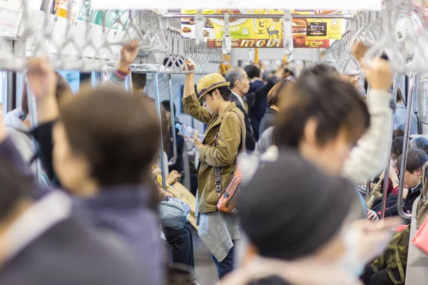 Multidão de pessoas que viajam diariamente no metrô de Tóquio . — Fotografia de Stock