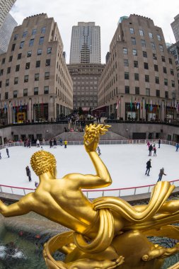Prometheus heykeli altın ve Rockefeller Center buz pateni pisti, Manhattan, New York City, ABD.