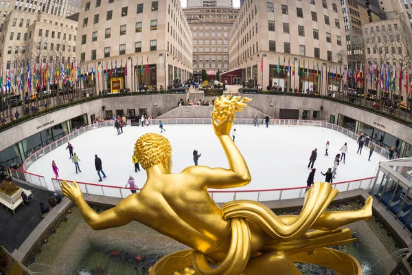 Gouden Prometheus standbeeld en Rockefeller Center ice skate ijsbaan, Manhattan, New York City, Verenigde Staten. — Stockfoto